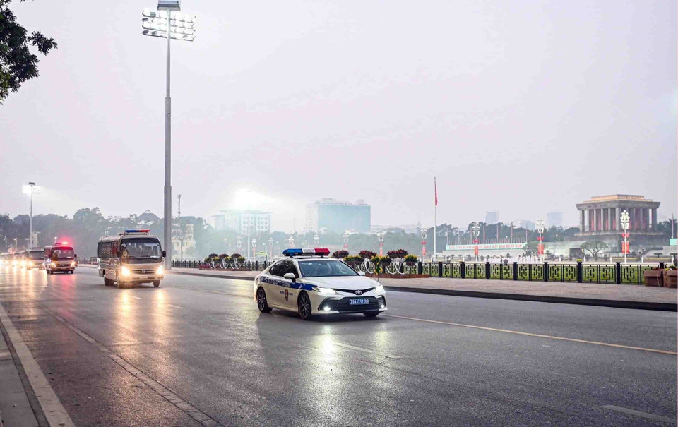 A convoy carries out the planned route through Ba Dinh Square. (Photo: Pham Kien – VNA)