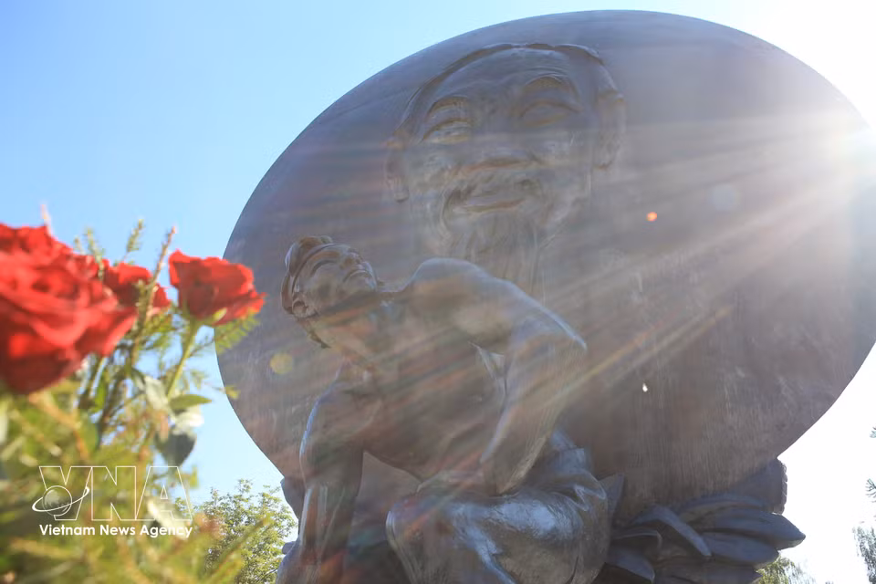The Monument to President Ho Chi Minh was inaugurated in Moscow in 1990 to commemorate the 100th anniversary of his birth. (Photo: Van Hieu/VNA Correspondent in Russia)