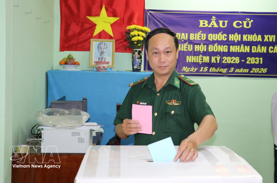 A voter casts a ballot early at a polling station in Tan Phu Dong commune, Dong Thap province. Photo: Huu Chi – VNA