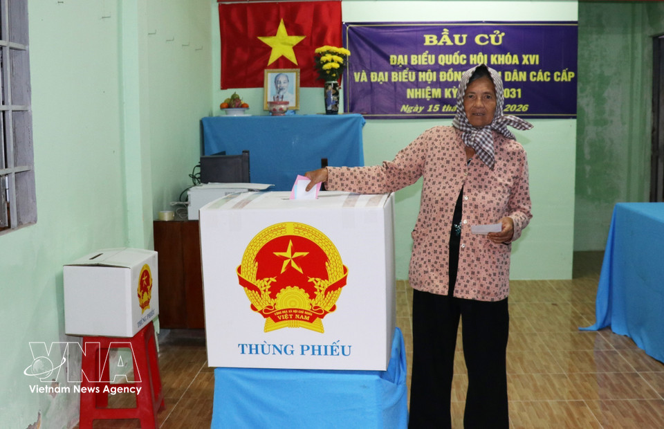 A voter casts a ballot early at a polling station in Tan Phu Dong commune, Dong Thap province. Photo: Huu Chi – VNA