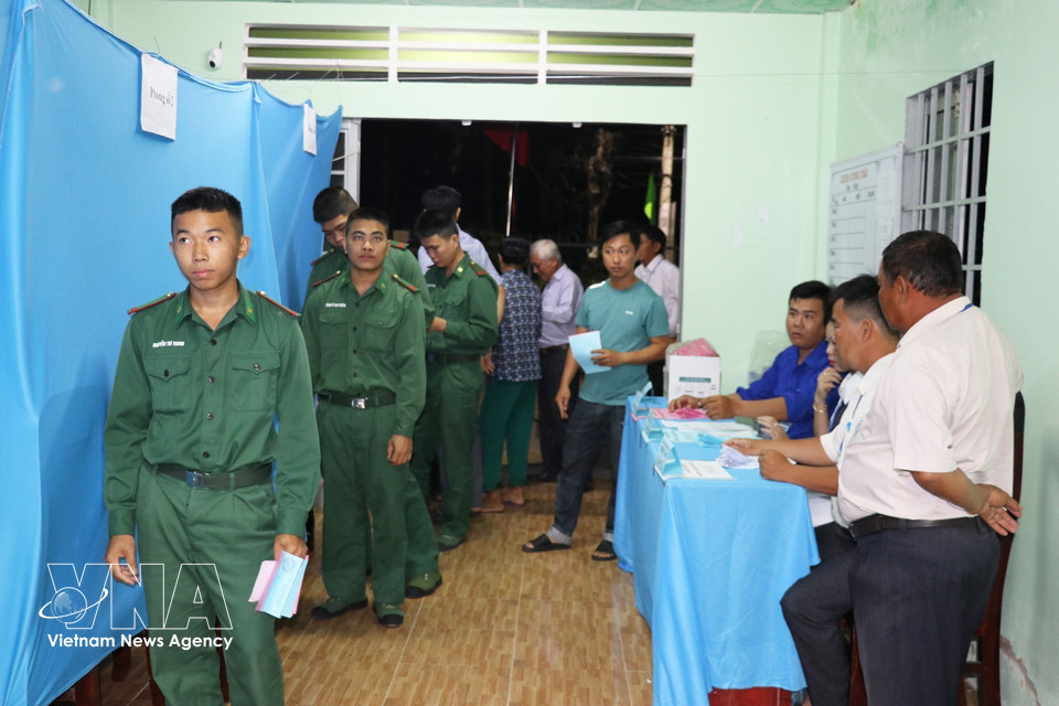 Residents cast their ballots early at polling stations in Tan Phu Dong commune, Dong Thap province. (Photo: Huu Chi – VNA)