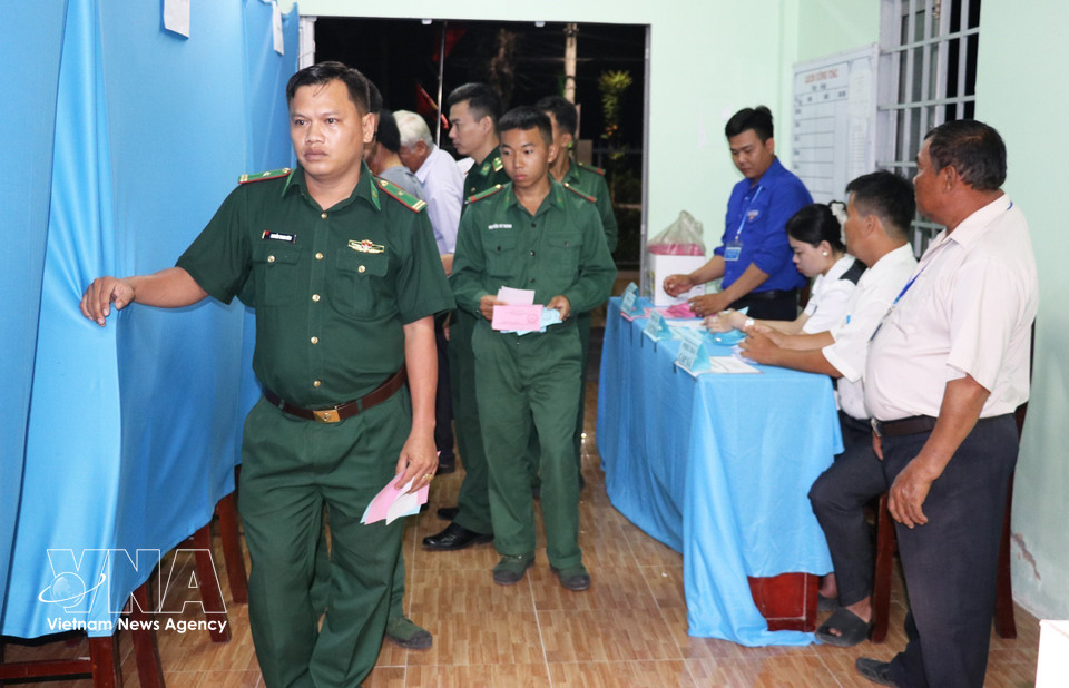 Residents cast their ballots early at polling stations in Tan Phu Dong commune, Dong Thap province. (Photo: Huu Chi – VNA)