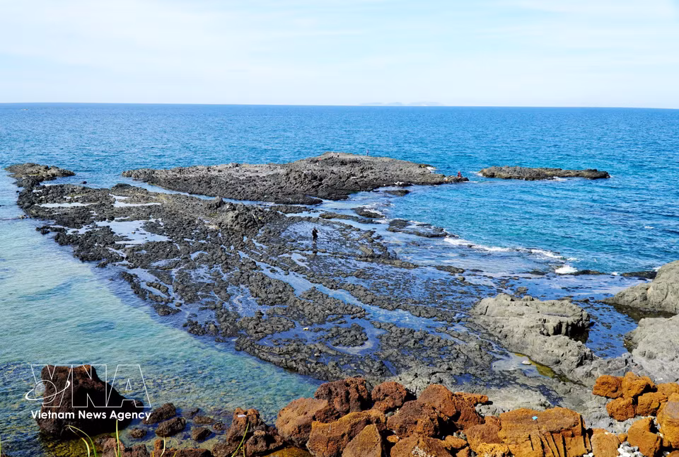 Rock formations extending out to sea create a dramatic coastal landscape. (Photo: Le Phuoc Ngoc/VNA)
