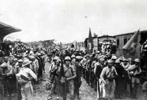 To support the resistance in the South against French colonial forces and in response to the call of the Party and President Ho Chi Minh, the “March to the South” movement spreads nationwide in diverse forms, with volunteers fighting alongside forces in the South and South-Central regions. In the photo: A “March to the South” unit gathers at Hang Co Station in Hanoi before departing to reinforce the southern front, September 1945. (Photo: archive/published by VNA)