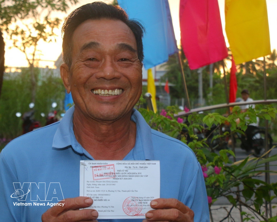 A voter casts a ballot in in National Assembly, People's Council election (Photo: VNA)