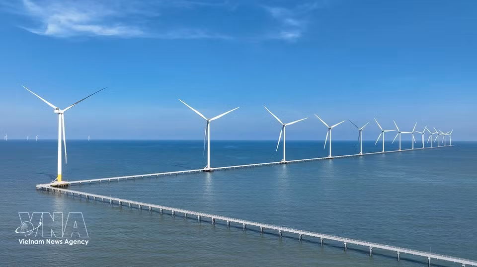 The wind turbine system at Hoa Binh 1 and 2 wind power plants in Vinh Hau commune, Ca Mau province plays a key role in supplying renewable energy. (Photo: Vu Sinh/VNA)
