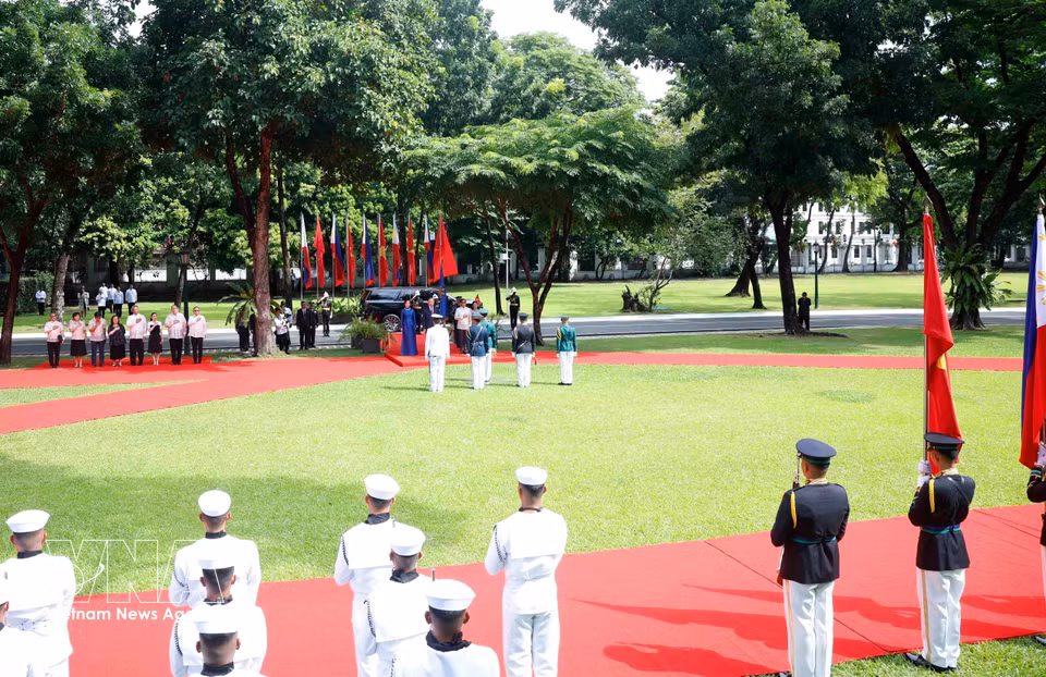 A ceremonial welcome for Party General Secretary and State President To Lam and his spouse is held at Malacañang Palace in Manila with the highest protocol accorded to a head of state. (Photo: Thong Nhat – VNA)