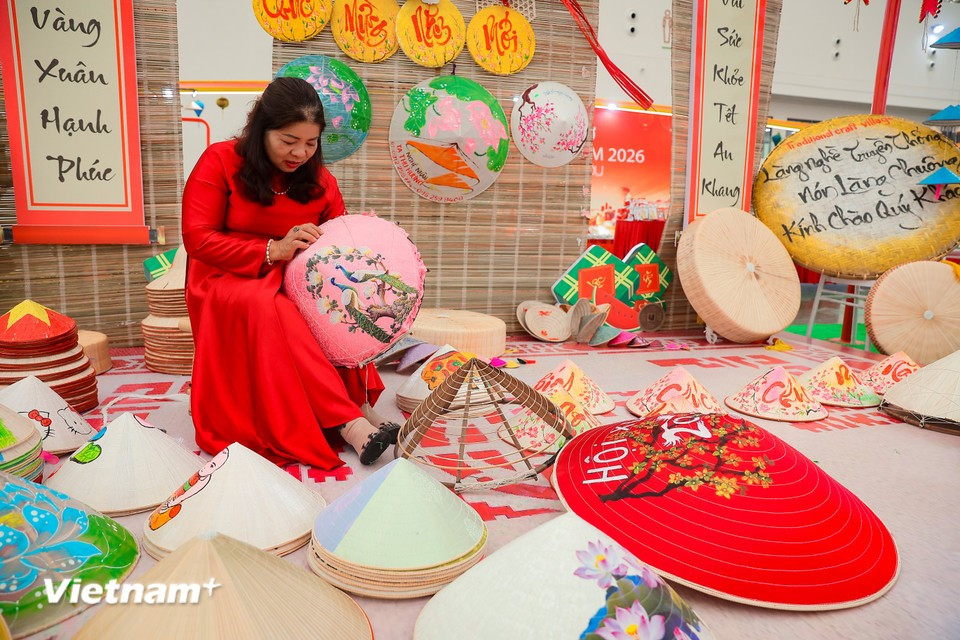 A traditional conical hat craft village space in Hanoi is showcased at the fair. The craft has been passed down through generations and remains one of the capital’s most renowned conical hat production hubs. (Photo: Hoai Nam/Vietnam+)