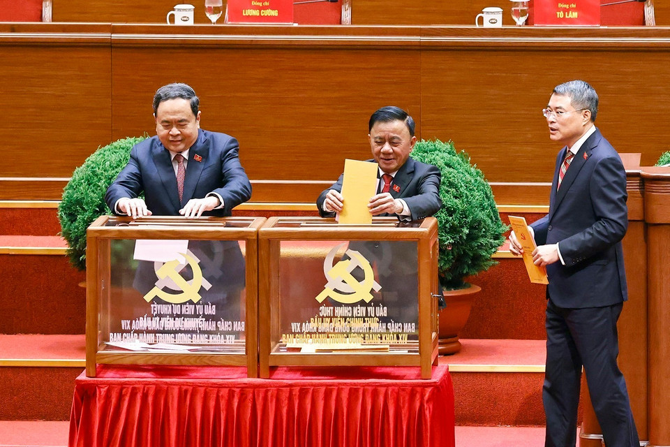 Party and State leaders cast ballots to elect the 14th-term Party Central Committee. Photo: VNA