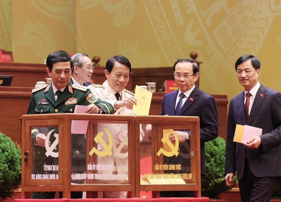 Delegates cast ballots to elect the 14th-term Party Central Committee. Photo: VNA