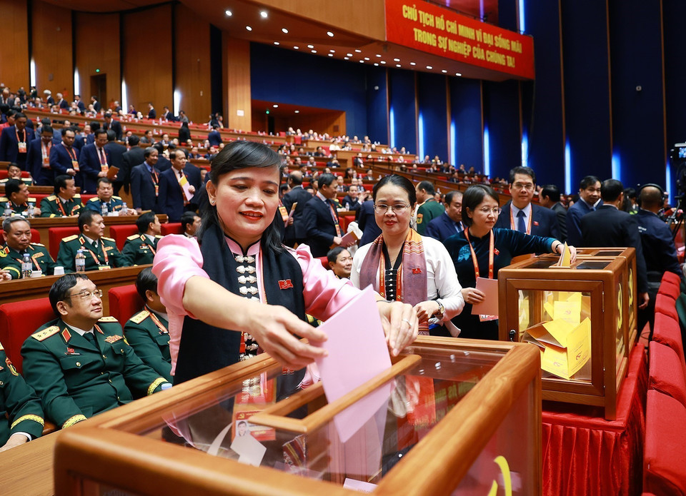 Delegates cast ballots to elect the 14th-term Party Central Committee. Photo: VNA