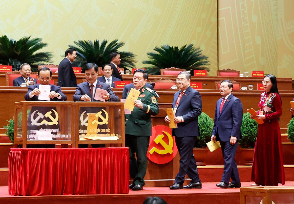 Party and State leaders cast ballots to elect the 14th-term Party Central Committee. Photo: VNA