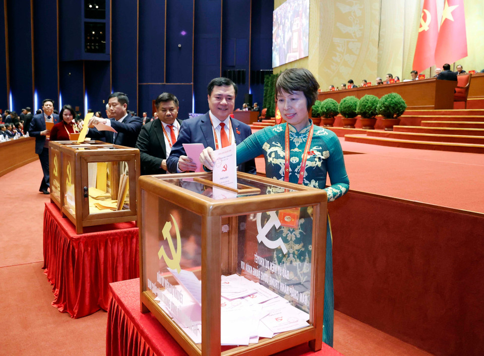Delegates cast ballots to elect the 14th-term Party Central Committee. Photo: VNA
