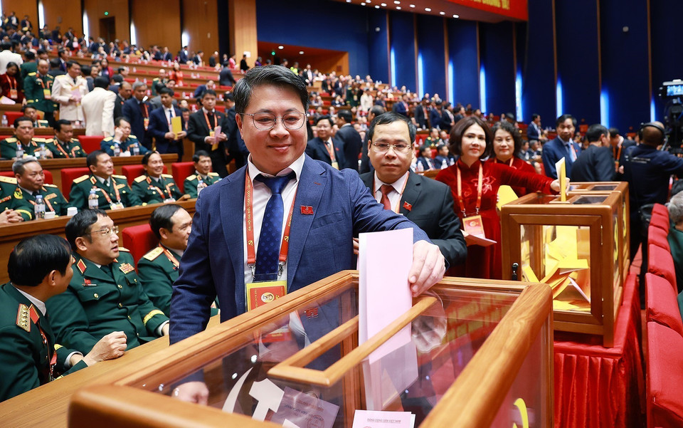 Delegates cast ballots to elect the 14th-term Party Central Committee. Photo: VNA