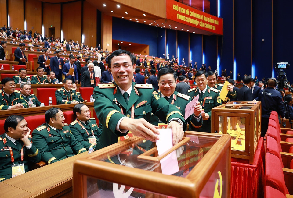 Delegates cast ballots to elect the 14th-term Party Central Committee. Photo: VNA