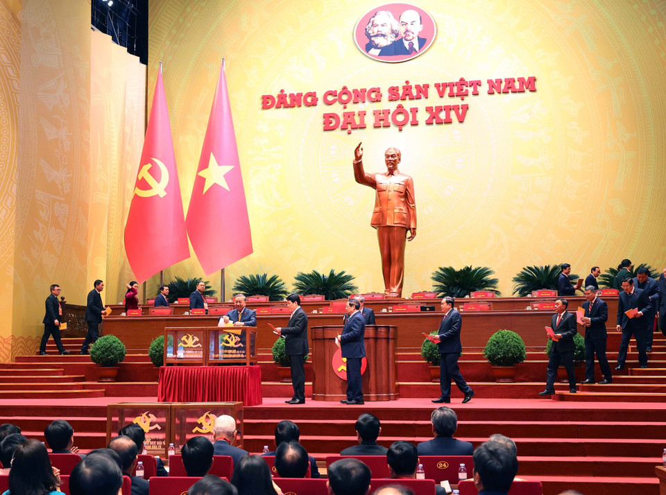 Party and State leaders cast ballots to elect the 14th-term Party Central Committee. Photo: VNA