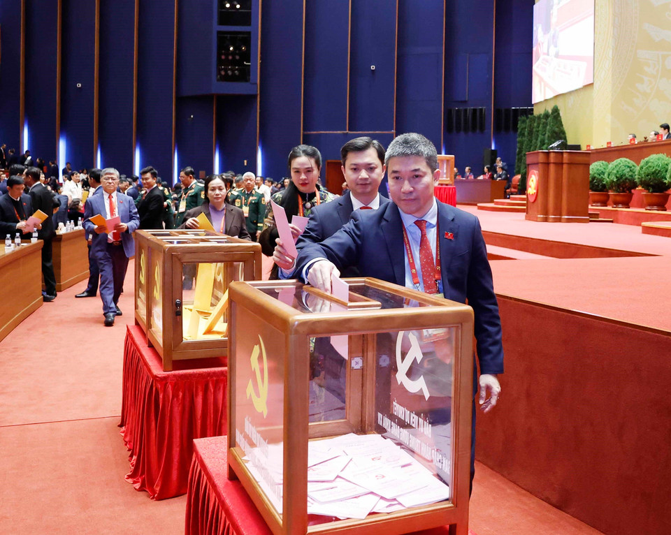 Delegates cast ballots to elect the 14th-term Party Central Committee. Photo: VNA