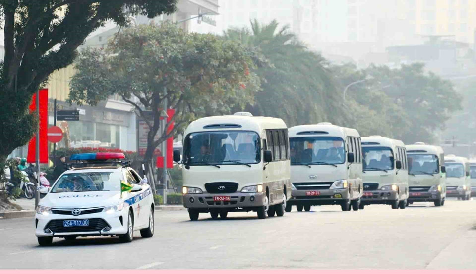 A convoy moves along Tran Duy Hung Street, heading back to the National Convention Centre. (Photo: Pham Kien – VNA)