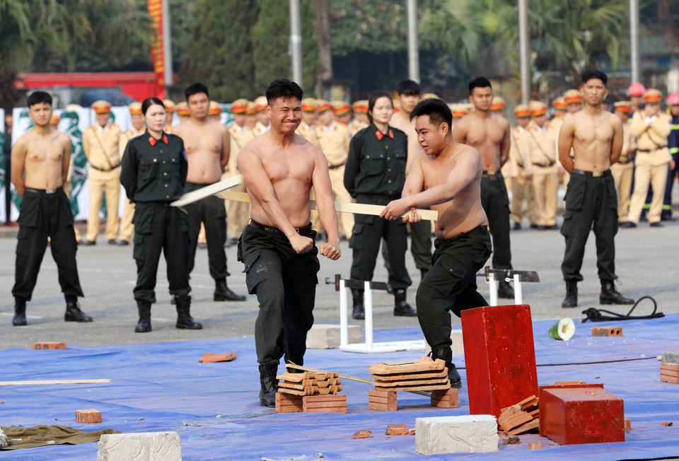 Phu Tho’s special police practise internal energy training and endurance under harsh weather conditions to strengthen resilience and combat capability (Photo: Ta Toan – VNA)