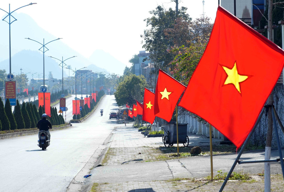 National Highway 4D through the centre of Lai Chau province (Dien Bien Phu Road) is lined with flags and banners on both sides. (Photo: Quy Trung - VNA)
