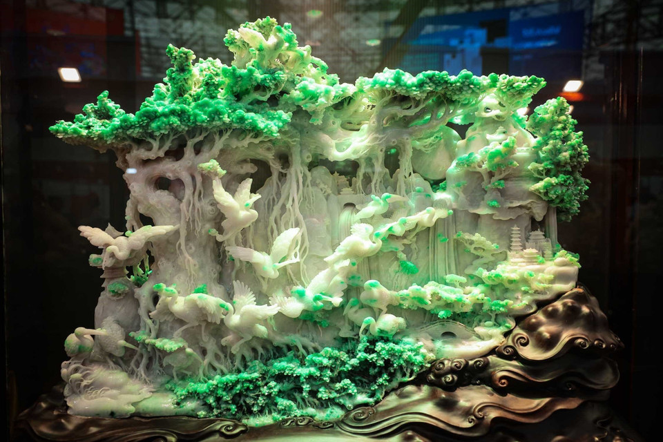 An artwork crafted from a large jadeite block is displayed at the fair. (Photo: Hoang Hieu – VNA)