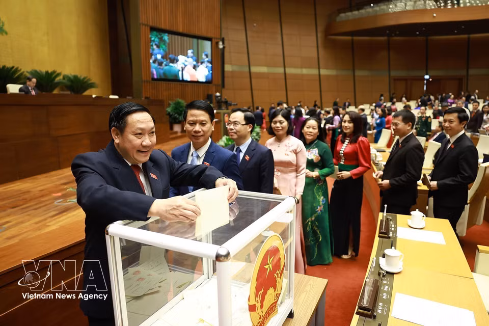 National Assembly deputies cast ballots to elect the Chairman of the 16th National Assembly. (Photo: Duong Giang/VNA)