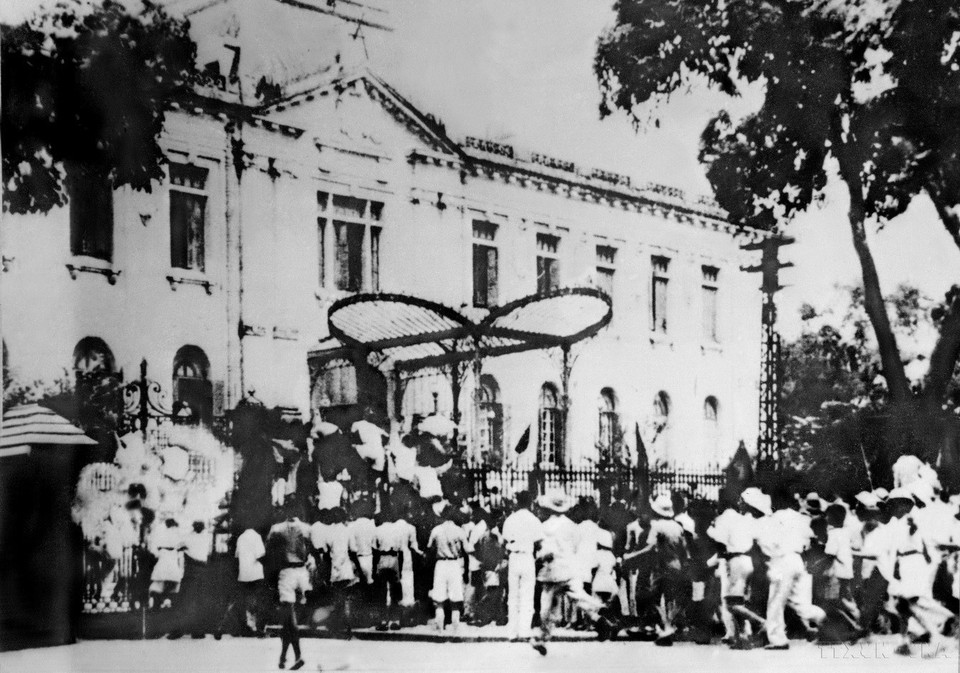 The August Revolution unfolds and succeeds within about two weeks, but the Party spends 15 years preparing for this historic victory, including building mass political forces, an essential factor in the revolution’s success. In the photo: On August 19, 1945, after a rally at the Hanoi Opera House Square, people of the capital seize the Tonkin Palace, the headquarters of the French puppet administration in the North. (Photo: VNA)