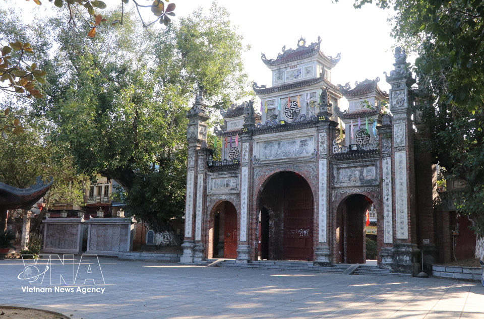 The Tam Mon gate of Dong Ky communal house is built on a grand scale, reflecting the distinctive architectural style of traditional village gates in Vietnam’s northern delta, with a central main entrance flanked by two smaller side gates. (Photo: Thanh Thuong – VNA)