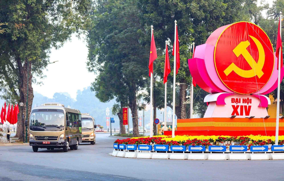 The Department of Motor Vehicles and Transport (Ministry of National Defence) coordinates with relevant agencies to deploy 286 personnel and drivers, along with 121 vehicles from across the armed forces for the mission. (Photo: Pham Kien – VNA)