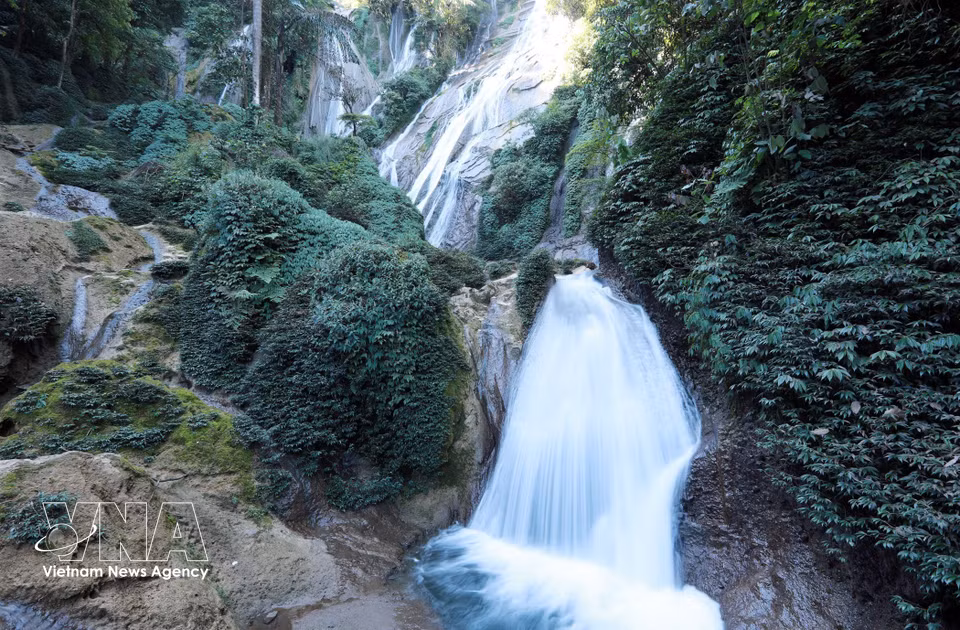 Rich and diverse vegetation thrives along both sides of the waterfall. (Photo: Quy Trung – VNA)