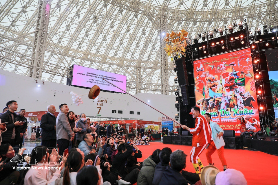 The art programme attracts large crowds of residents and visitors at Spring Fair 2026. (Photo: Khanh Hoa – VNA)