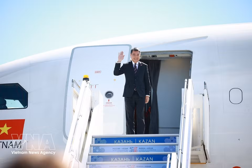 Prime Minister Le Minh Hung arrives in Kazan, the Republic of Tatarstan of the Russian Federation to attend the ASEAN–Russia Commemorative Summit marking the 35th anniversary of ASEAN–Russia relations and conduct bilateral activities in Kazan. (Photo: Duong Giang/VNA)