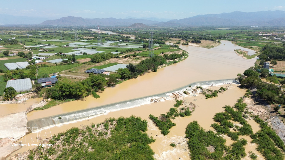 Nha Trinh weir, constructed by the Cham people in the 12th century to store water for irrigation, remains effective to this day and is considered a remarkable achievement. (Photo: Nguyen Thanh/VNA)