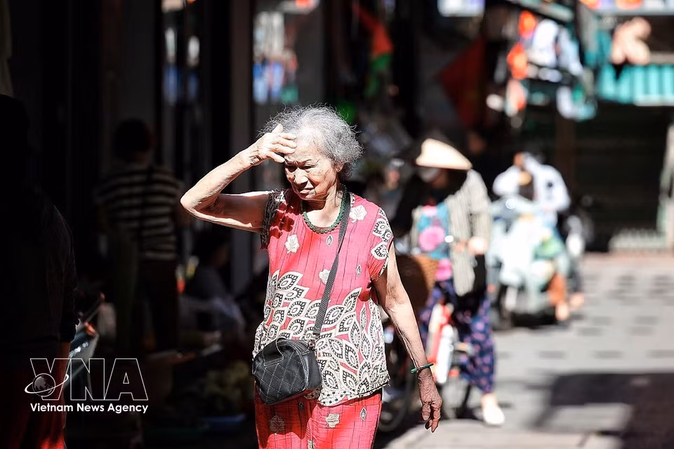 Extreme heat and high temperatures pose significant health risks, particularly to older persons. (Photo: Pham Tuan Anh/VNA)