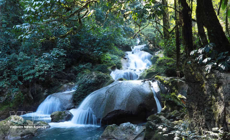 On sunny days, each tier of the waterfall resembles a vivid landscape painting. (Photo: Quy Trung – VNA)