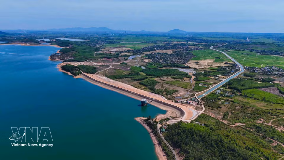 Water from Ke Go Lake irrigates more than 26,000 hectares of farmland, supporting agricultural production across the province. (Photo: Huu Quyet - VNA)