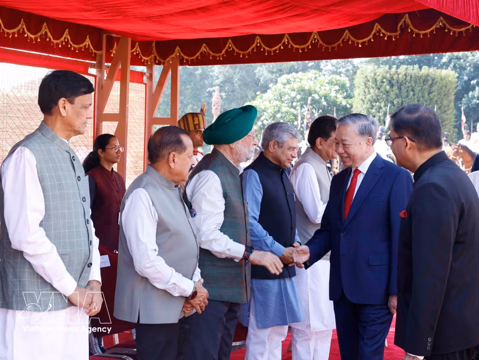 Party General Secretary and State President To Lam meets members of the high-level Indian delegation at the welcome ceremony. (Photo: Thong Nhat – VNA)