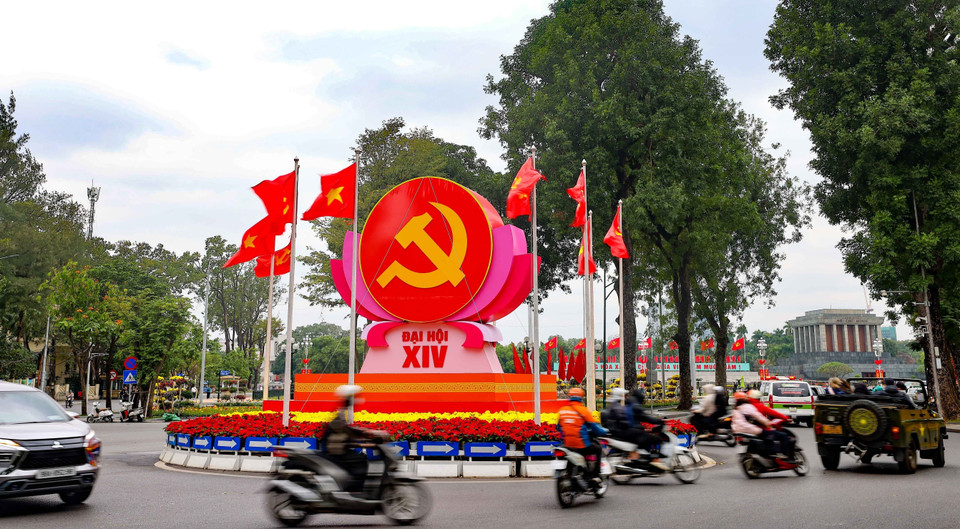 Symbols of the hammer and sickle, the Party flag and the national flag are displayed near the Ho Chi Minh Mausoleum to welcome the 14th National Party Congress. (Photo: Thanh Tung - VNA)