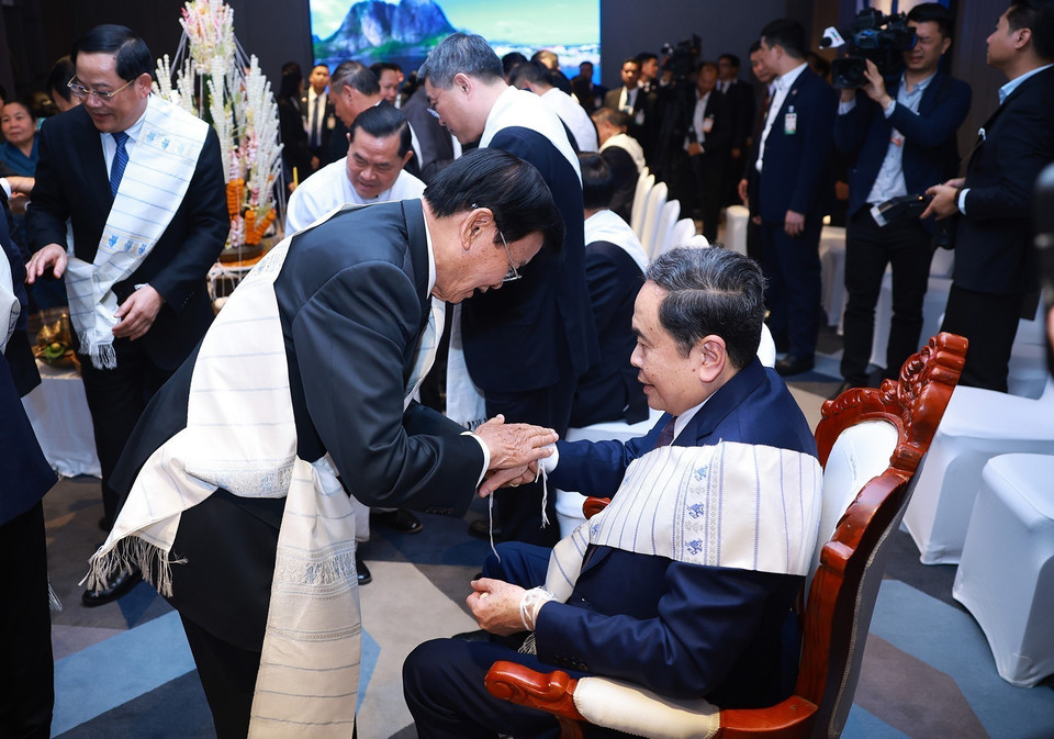 National Assembly Chairman Tran Thanh Man attends the traditional Lao wrist-tying ceremony. (Photo: Duong Giang – VNA)