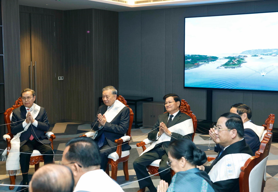 Party General Secretary To Lam and Party General Secretary and President of Laos Thongloun Sisoulith attend the traditional Lao wrist-tying ceremony. (Photo: Duong Giang – VNA)