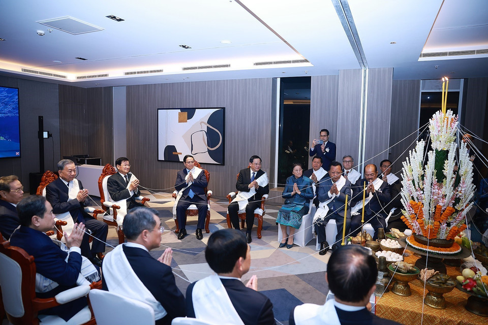 The traditional Lao wrist-tying ceremony. (Photo: Duong Giang – VNA)