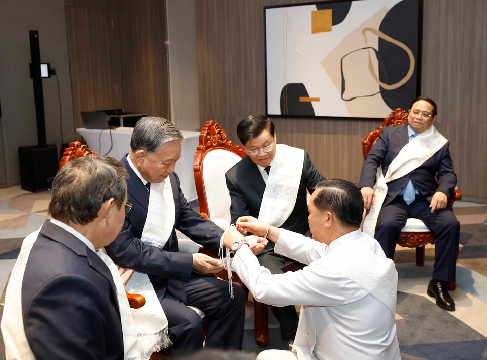 Party General Secretary To Lam and Party General Secretary and President of Laos Thongloun Sisoulith attend the traditional Lao wrist-tying ceremony. (Photo: Duong Giang – VNA)