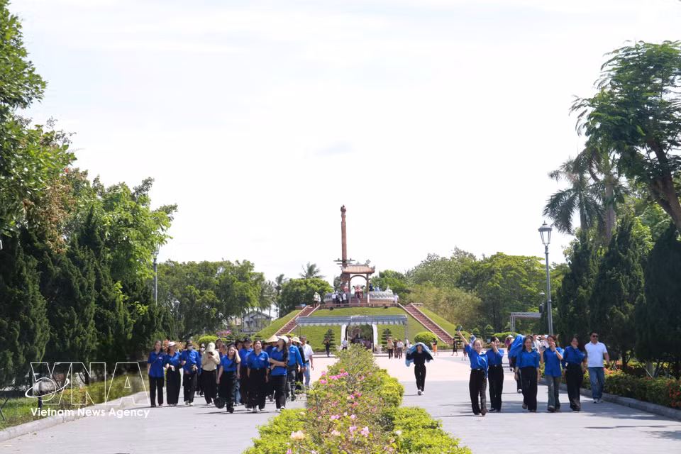 Young people visit the Quang Tri Citadel to pay tribute to the fallen and gain a deeper appreciation of the value of peace. (Photo: Tuong Vi/VNA)
