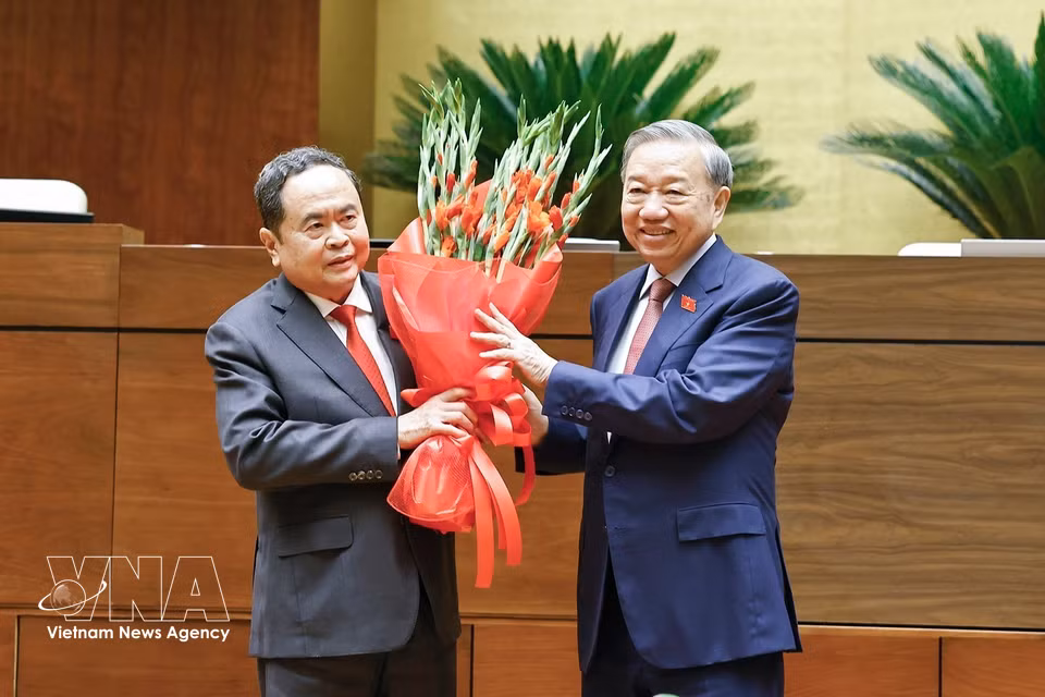 General Secretary To Lam, on behalf of the 16th National Assembly deputies, presents flowers to congratulate Chairman Tran Thanh Man. (Photo: Doan Tan/VNA)