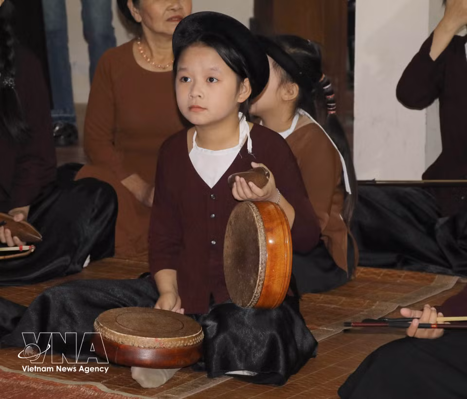 The enthusiastic participation of young people plays a vital role in preserving and promoting the value of Xam singing in Yen Tu commune, Ninh Binh province. (Photo: Thuy Dung/VNA)