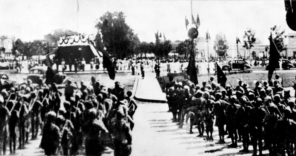 Large crowds gather at Ba Dinh Square as President Ho Chi Minh reads the Declaration of Independence on the morning of September 2, 1945. (Photo: VNA)