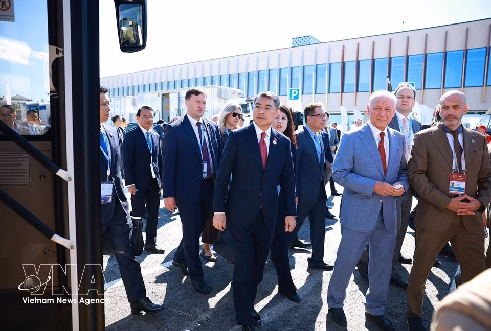 Prime Minister Le Minh Hung visits the Tatarstan socio-economic potential exhibition. (Photo: Duong Giang/VNA)