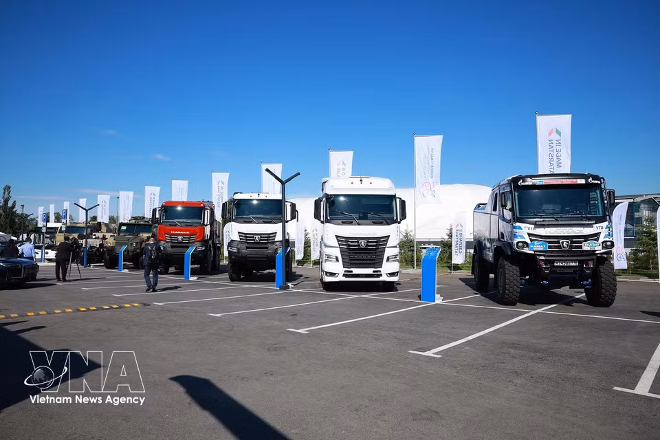 A display area featuring high-tech vehicles at the Tatarstan socio-economic potential exhibition. (Photo: Duong Giang/VNA)