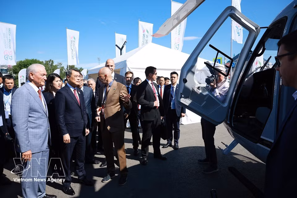 Prime Minister Le Minh Hung visits the Tatarstan socio-economic potential exhibition. (Photo: Duong Giang/VNA)