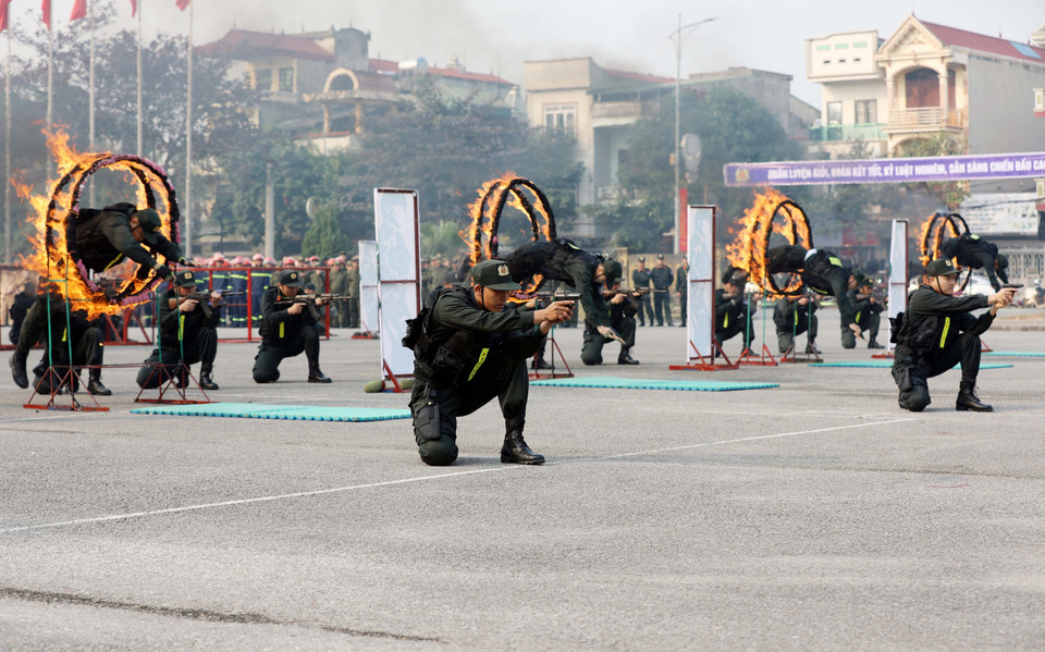 Live-fire training combined with combat manoeuvres and practical house-entry techniques is conducted in a strict, safe and precise manner, in line with real mission requirements (Photo: Ta Toan – VNA)